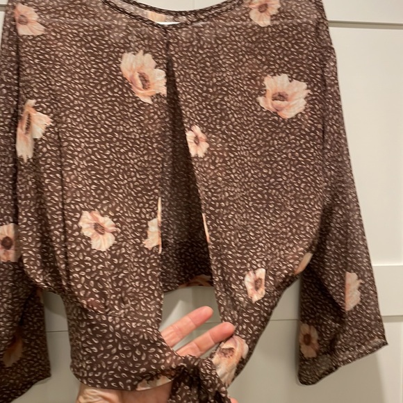 H&M Floral Blouse with Open Back and Tie - Size 6 - Picture 5 of 7